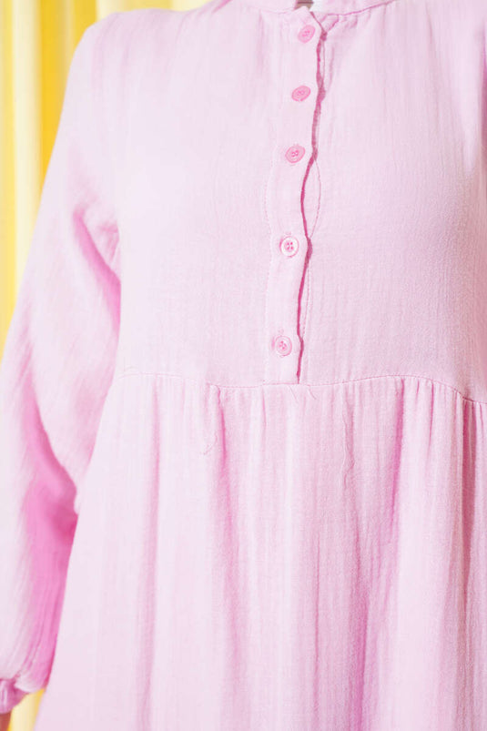 Abito in mussola con collo alla coreana e bottoni a metà rosa