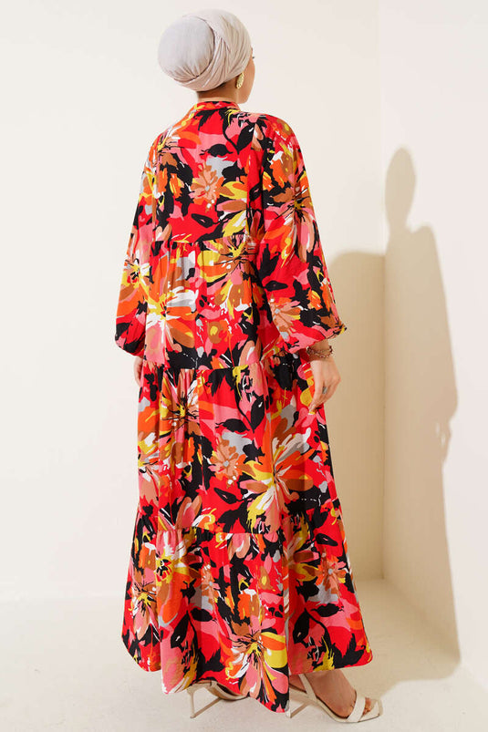 Halb geknöpftes, aufwendig gemustertes Kleid aus Alizarin