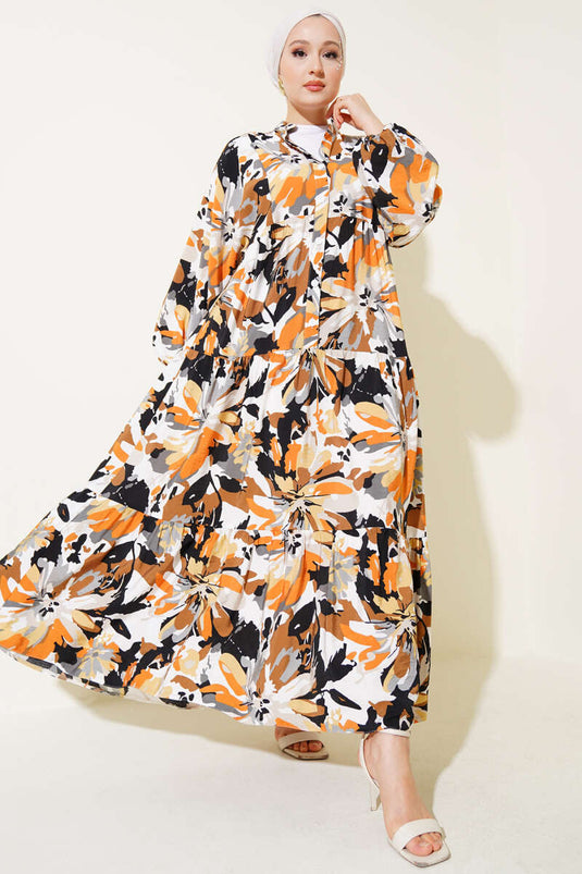 Kamelfarbenes, aufwendig gemustertes Kleid mit halber Knopfleiste