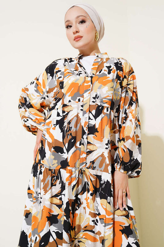 Kamelfarbenes, aufwendig gemustertes Kleid mit halber Knopfleiste