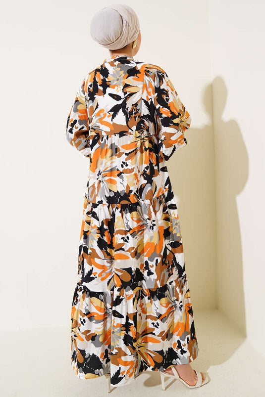 Kamelfarbenes, aufwendig gemustertes Kleid mit halber Knopfleiste