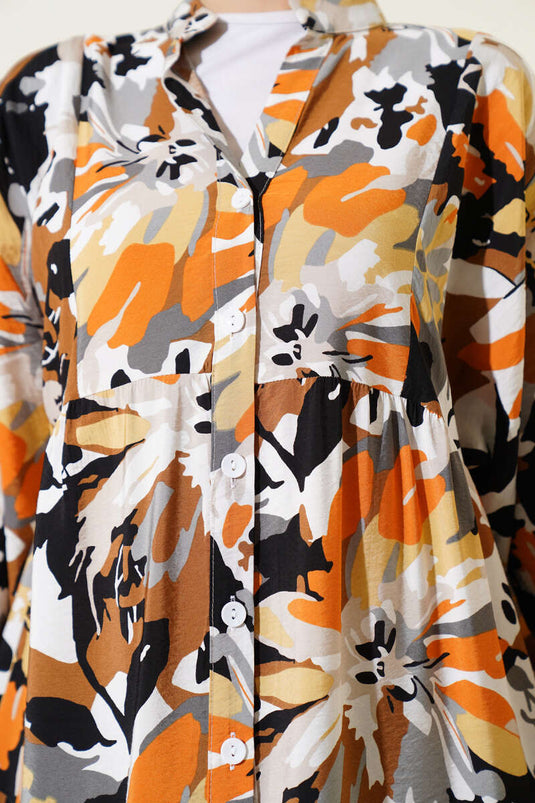 Kamelfarbenes, aufwendig gemustertes Kleid mit halber Knopfleiste