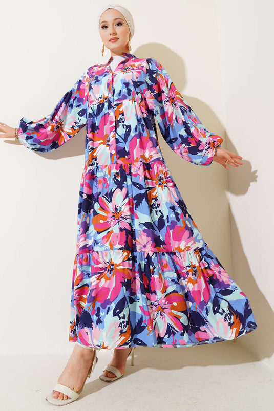 Halbgeknöpftes, aufwendig gemustertes Kleid indigo