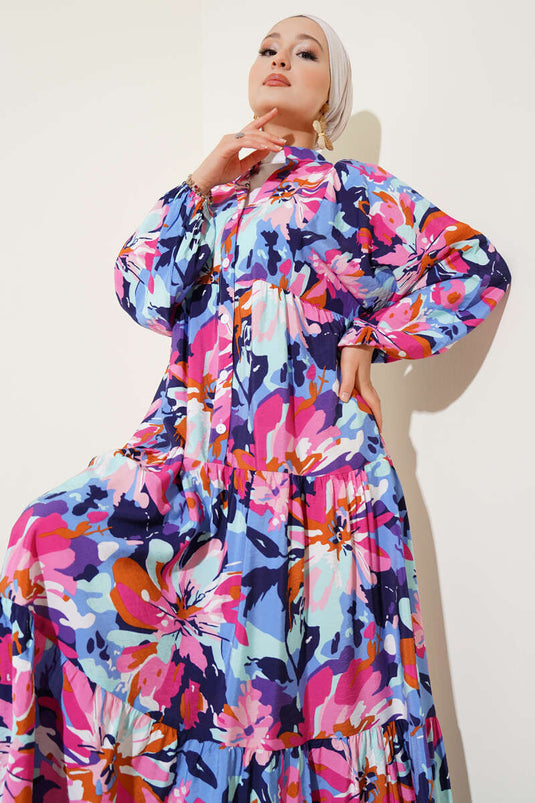 Halbgeknöpftes, aufwendig gemustertes Kleid indigo