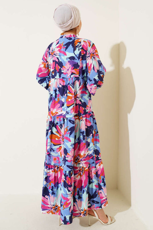 Halbgeknöpftes, aufwendig gemustertes Kleid indigo