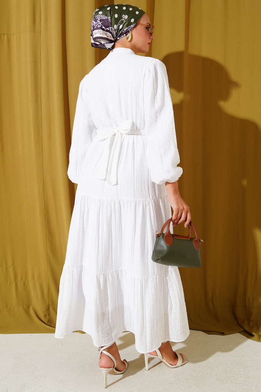 Abito in seersucker a strati con bottoni a metà bianco