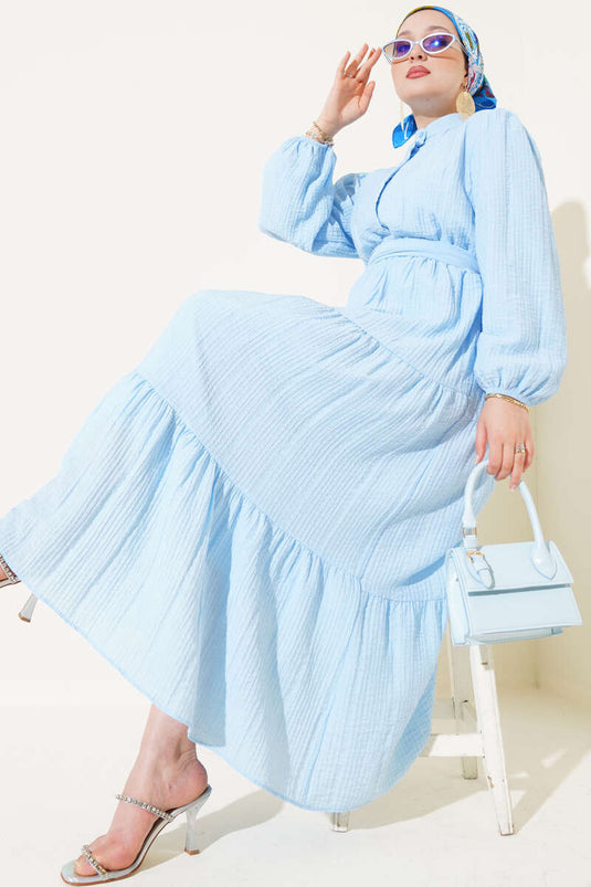 Robe en seersucker à demi-boutonnage et à superpositions bleue