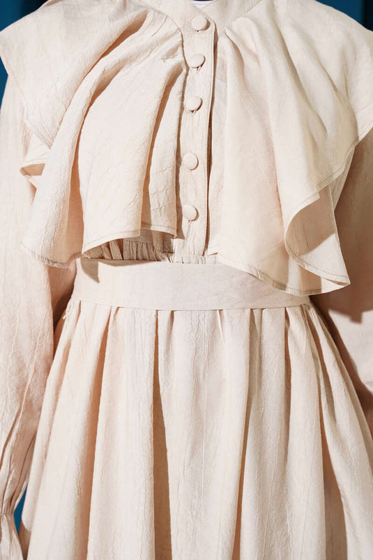Robe beige à volants avec ceinture et demi-boutons