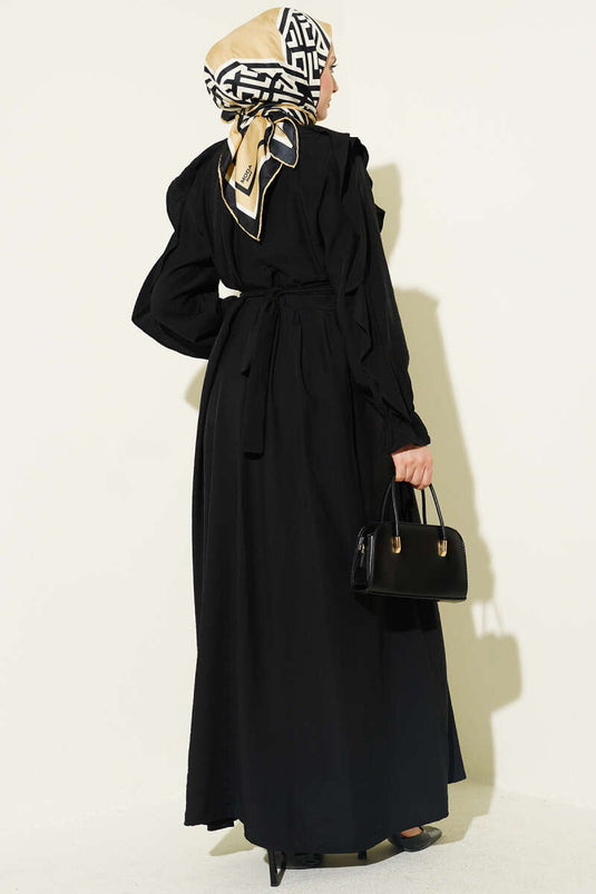 Robe noire à volants avec ceinture et demi-boutons
