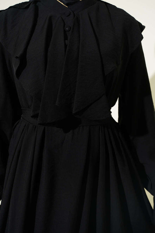 Robe noire à volants avec ceinture et demi-boutons