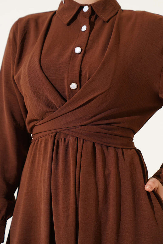 Braunes Kleid mit halb geknöpftem, gekreuztem Bindeband vorne