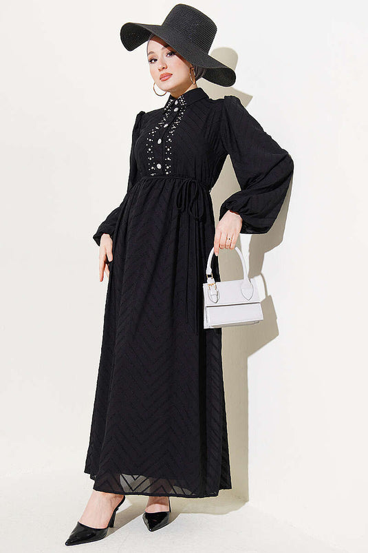 Robe noire à boutons partiels et ornée de pierres sur le devant
