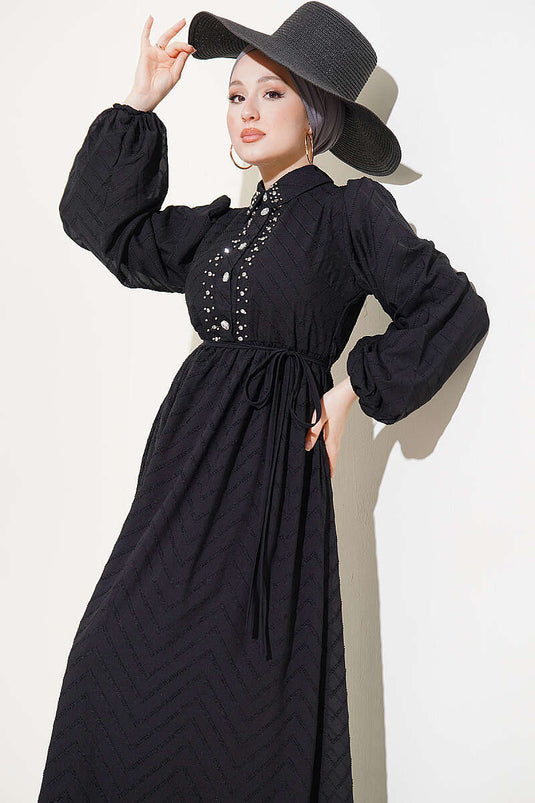 Robe noire à boutons partiels et ornée de pierres sur le devant