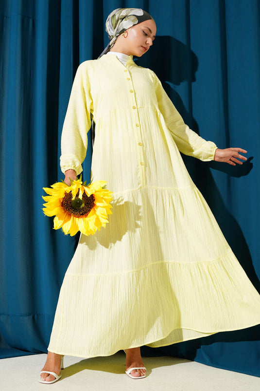 Gelbes Lagenkleid mit halber Knopfleiste