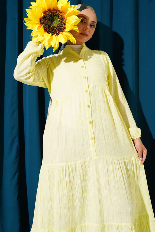 Gelbes Lagenkleid mit halber Knopfleiste