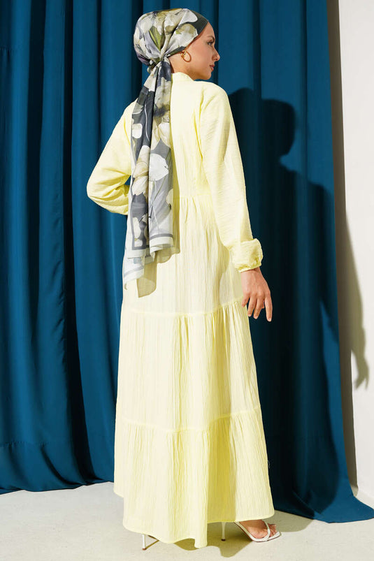 Gelbes Lagenkleid mit halber Knopfleiste