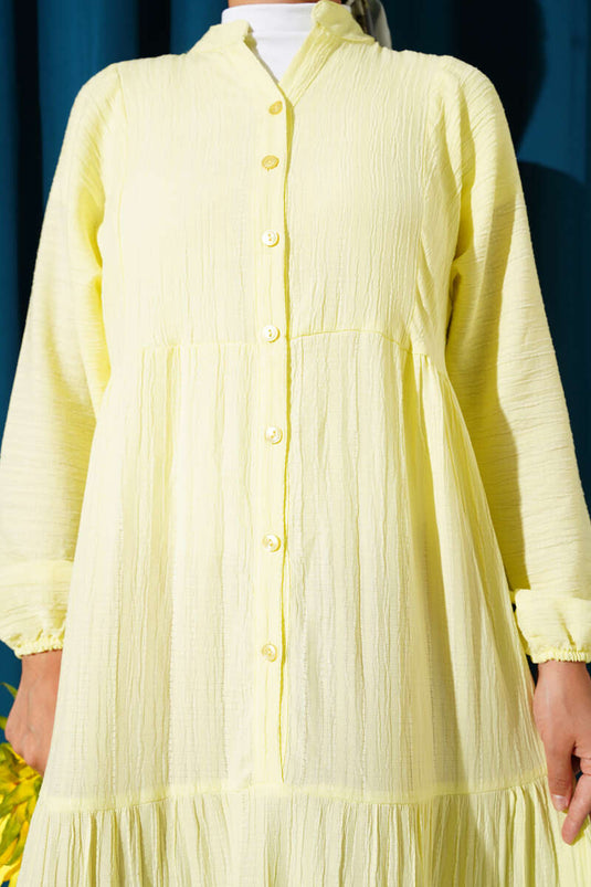 Gelbes Lagenkleid mit halber Knopfleiste