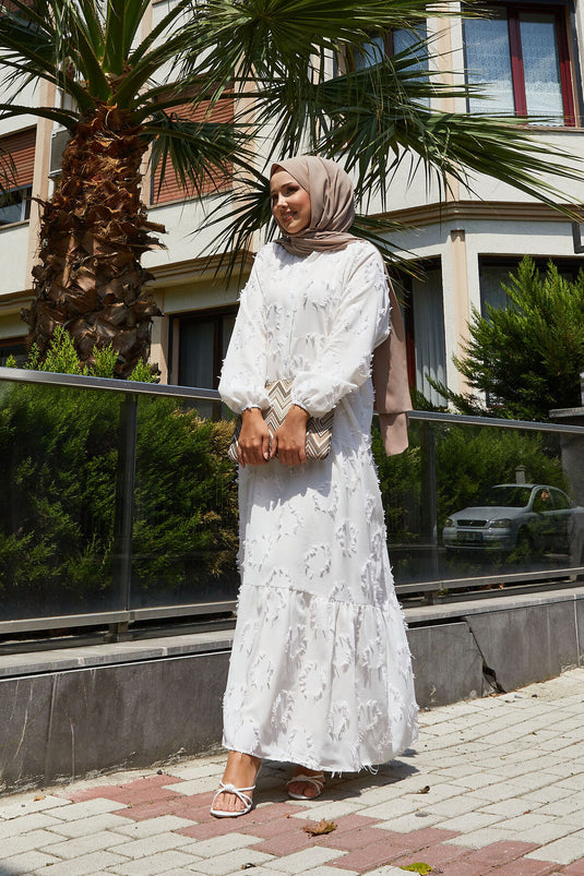 Robe hijab à demi-bouton et détails à pompons, couleur écru