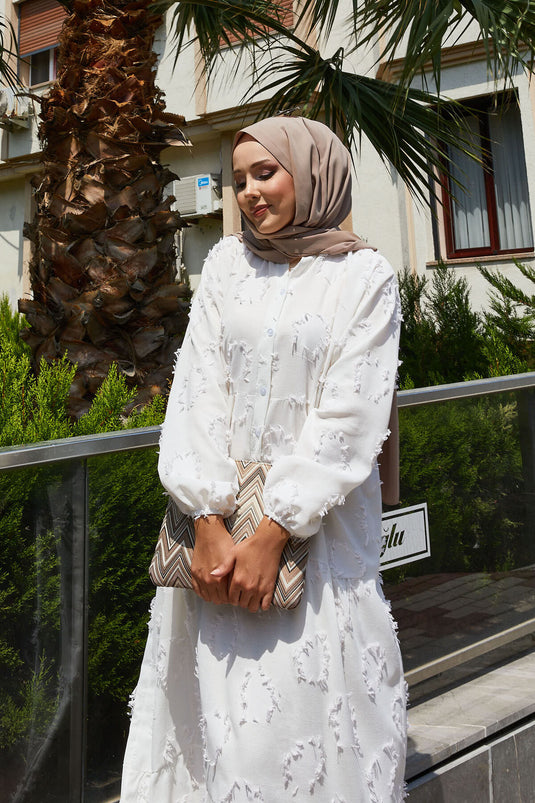 Robe hijab à demi-bouton et détails à pompons, couleur écru