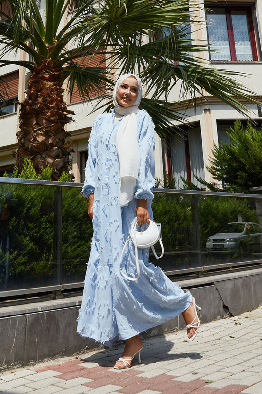Robe hijab à demi-bouton et pompons bleus
