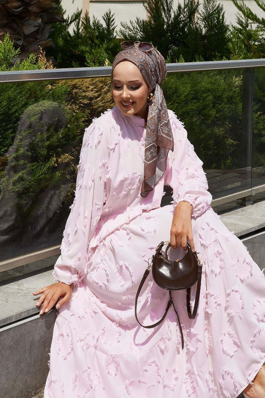 Robe hijab rose à demi-bouton et détails à pompons