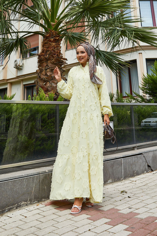Robe hijab jaune à demi-boutonnage et détails à pompons