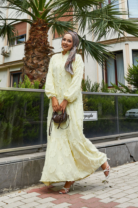 Robe hijab jaune à demi-boutonnage et détails à pompons