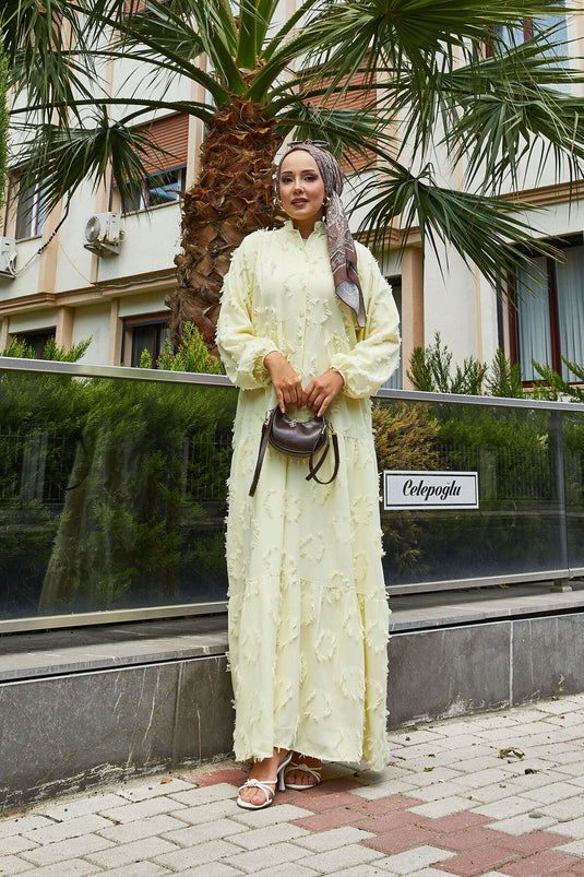 Robe hijab jaune à demi-boutonnage et détails à pompons