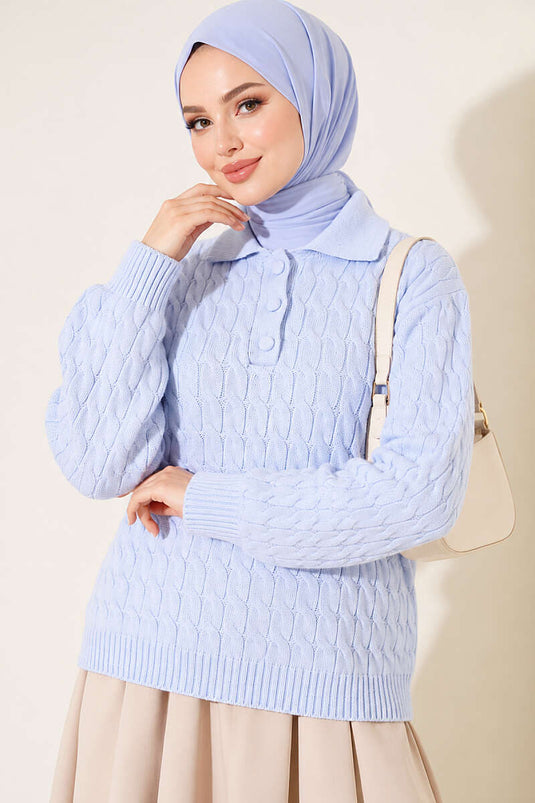 Babyblauer Strickpullover Mit Halber Knopfleiste Und Spiralmuster