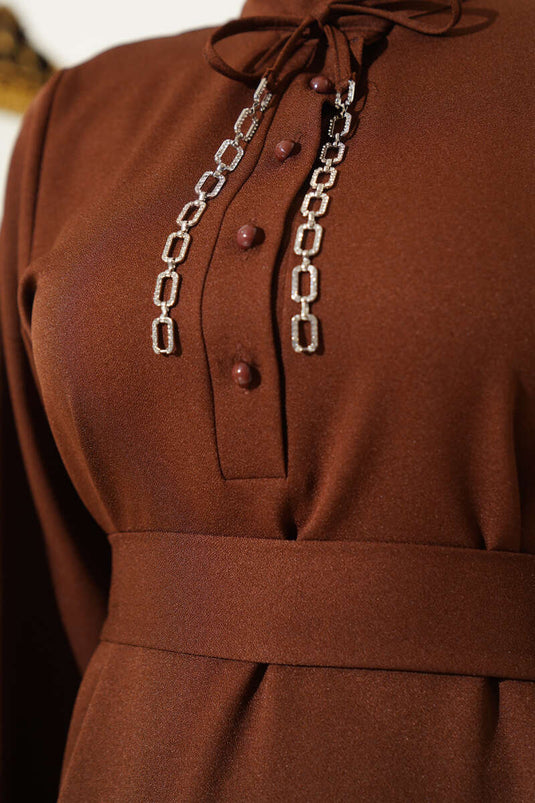 Stringkleid mit halblangem Knopfkragen Braun