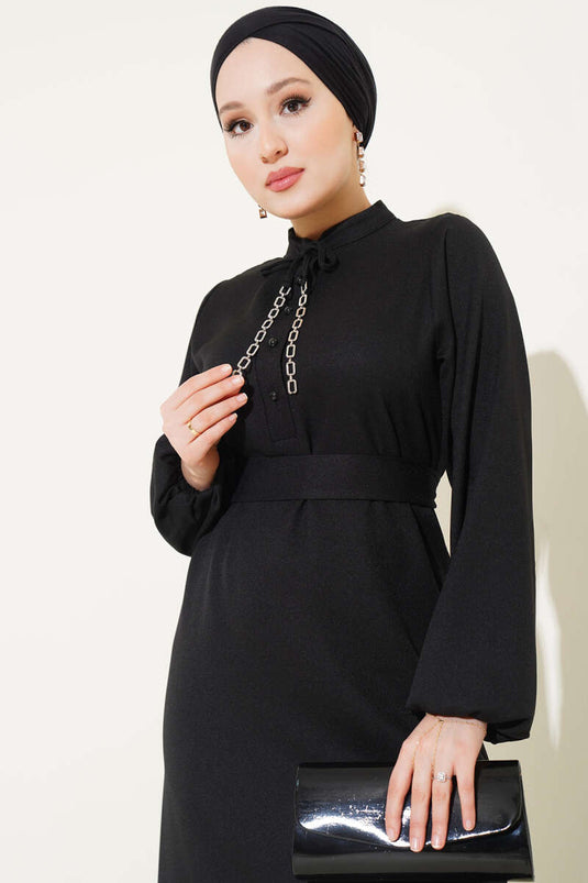 Abito Nero con Collo a Mezzo Bottone e Corda