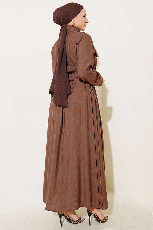 فستان بخصر مطاطي وسحاب نصف طويل باللون البني