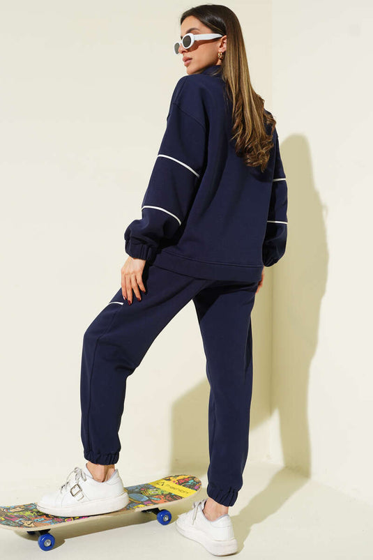 طقم مزدوج من ثلاثة خيوط مع حاشية وسحاب نصف طويل باللون الأزرق الداكن