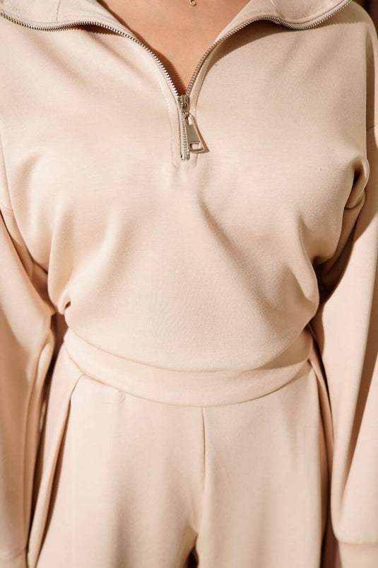 Zweiteiliger Anzug mit halbem Reißverschluss und Bluse in Beige