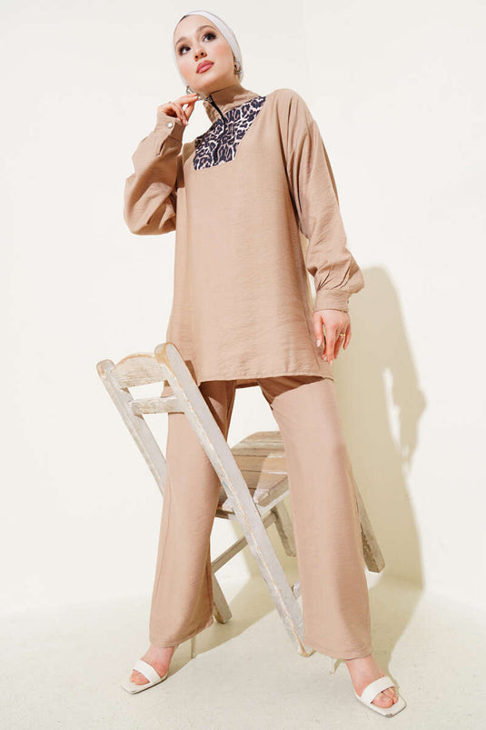 Tuta leopardata a due pezzi con mezza cerniera frontale color latte