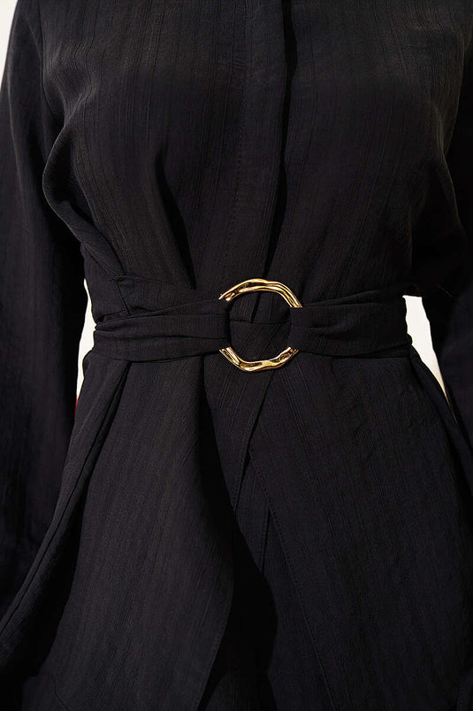 Tunique noire à demi boutonnée et nouée, style modeste