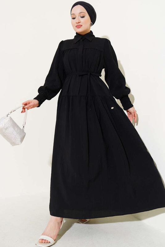 فستان أسود من الدانتيل وأزرار مخفية جزئيًا