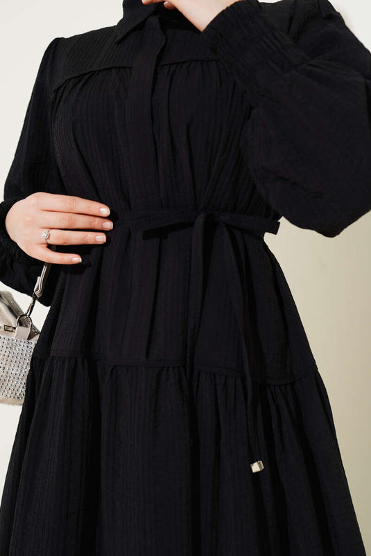 فستان أسود من الدانتيل وأزرار مخفية جزئيًا