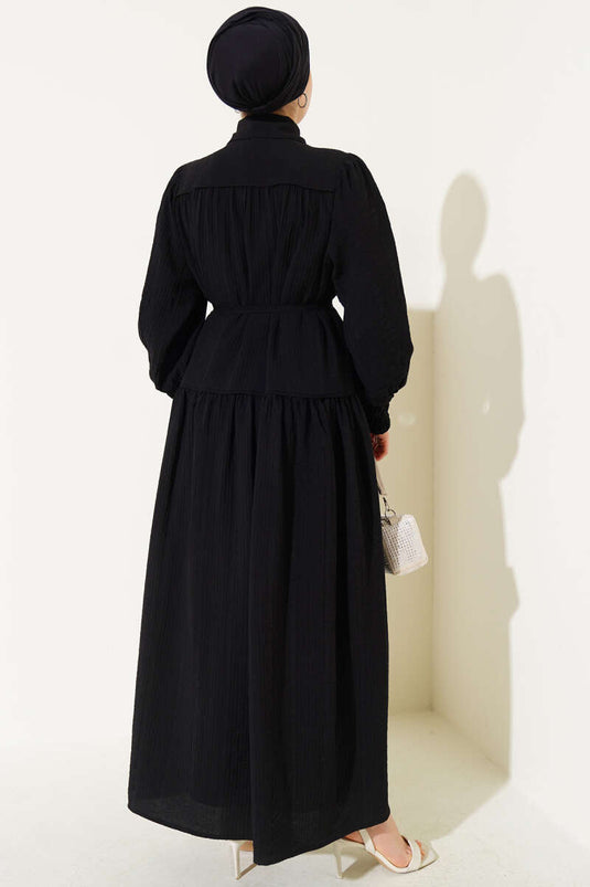 فستان أسود من الدانتيل وأزرار مخفية جزئيًا