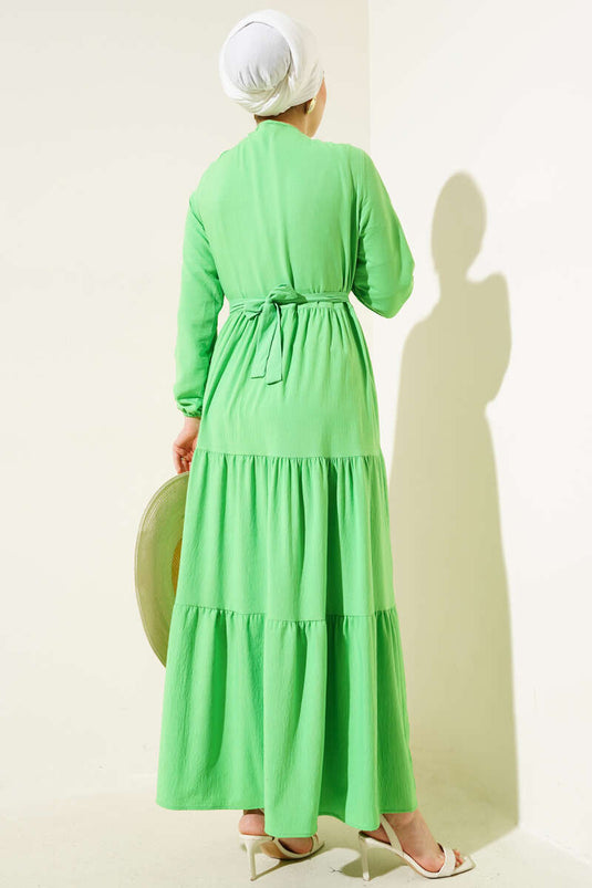 فستان بحزام وأزرار مخفية جزئيًا باللون الأخضر النيون