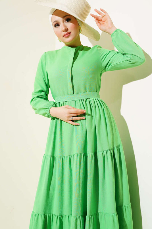 فستان بحزام وأزرار مخفية جزئيًا باللون الأخضر النيون