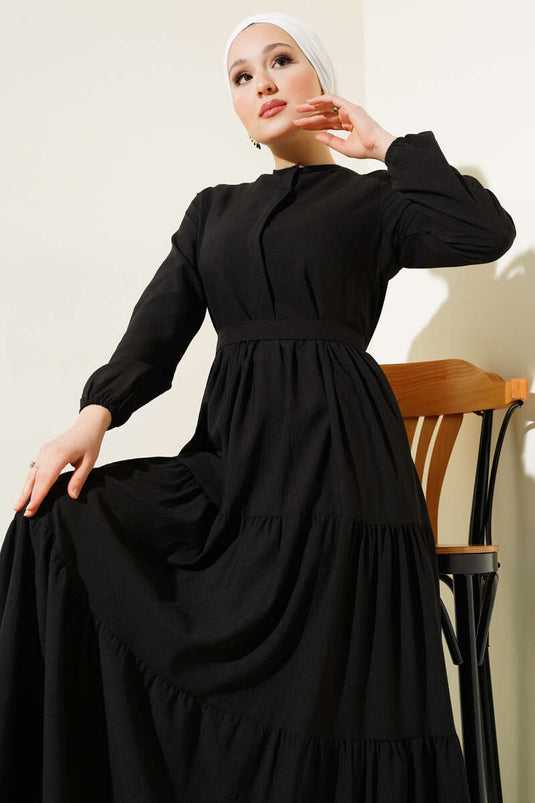 فستان أسود بحزام وأزرار مخفية جزئيًا