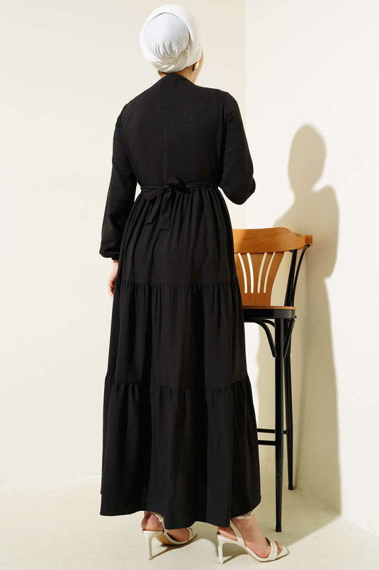 فستان أسود بحزام وأزرار مخفية جزئيًا