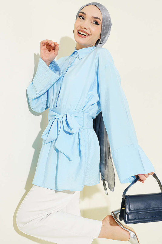 Chemise bleue à demi boutonnée avec ceinture