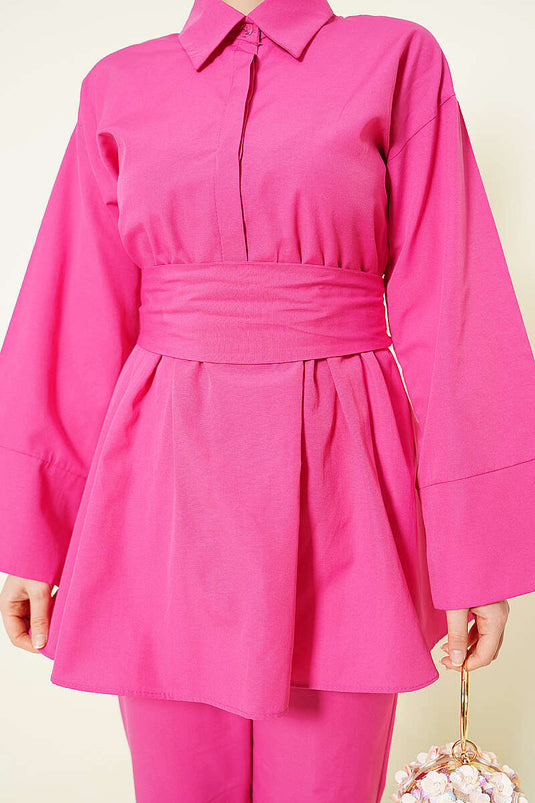 Ensemble deux pièces fuchsia avec ceinture et boutons dissimulés demi-fermés
