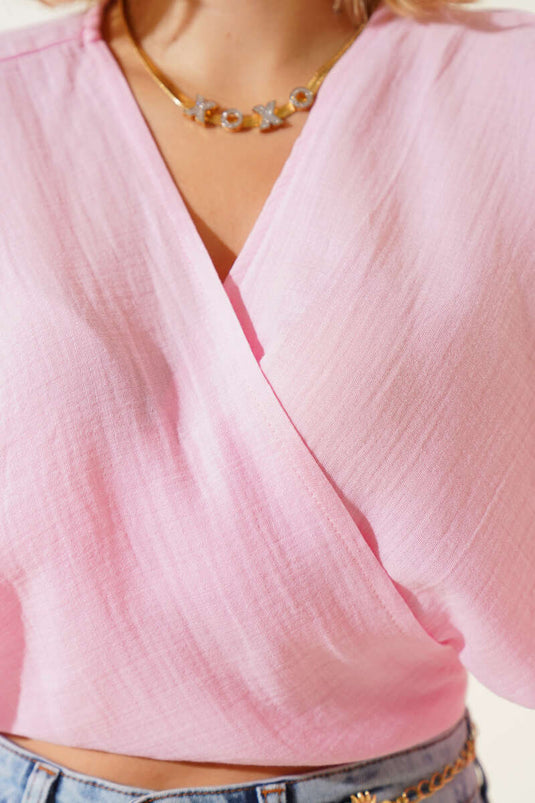 بلوزة وردية اللون بنصف كم برباط