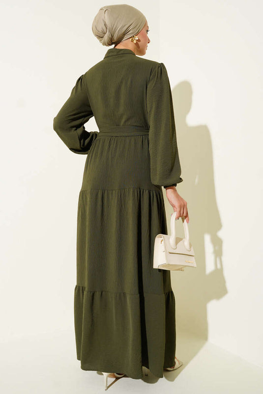 Khakifarbenes Kleid mit halbplissiertem Kragen