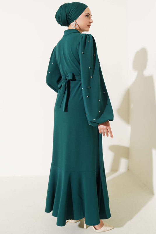 فستان بأزرار نصف حجرية زمردي