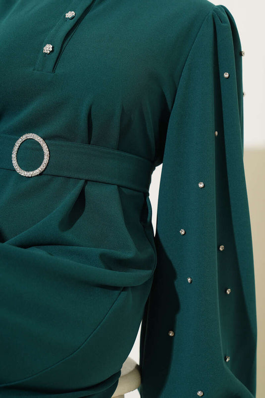 فستان بأزرار نصف حجرية زمردي