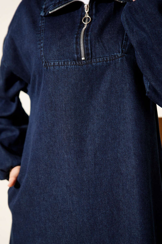 Robe en jean bleu marine à col montant zippé et poches